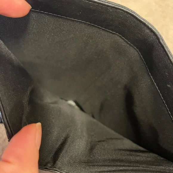 Authentic Chanel wallet. Authorization card and original box. Make an offer!! - Picture 6 of 7